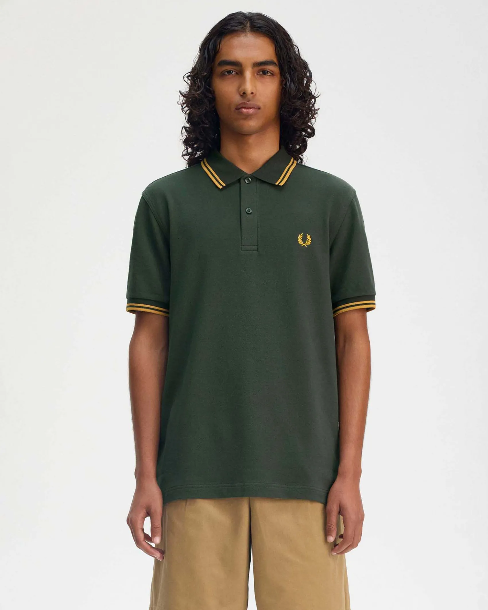 Polo mezza manica Fred Perry verde militare con bordino senape