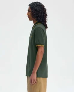 Polo mezza manica Fred Perry verde militare con bordino senape