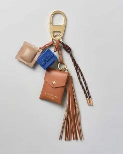 Portachiavi My Best Bag con charms a bustina color cuoio e dado smaltato blu con logo a rilievo