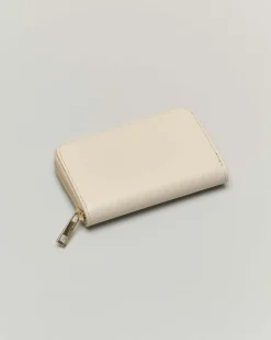 Portafoglio beige in pelle martellata con chiusura a cerniera