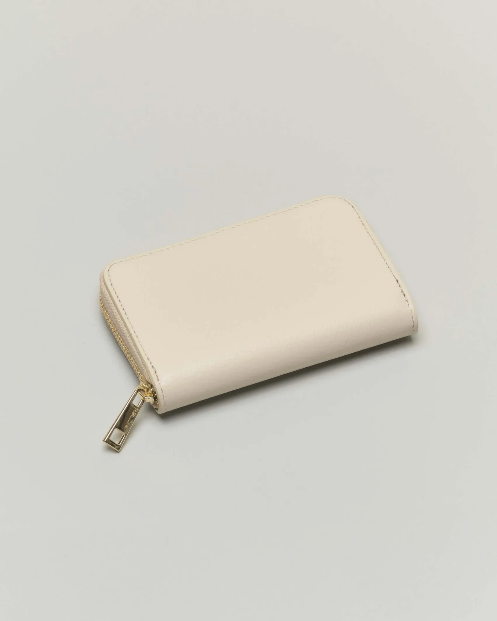 Portafoglio beige in pelle martellata con chiusura a cerniera