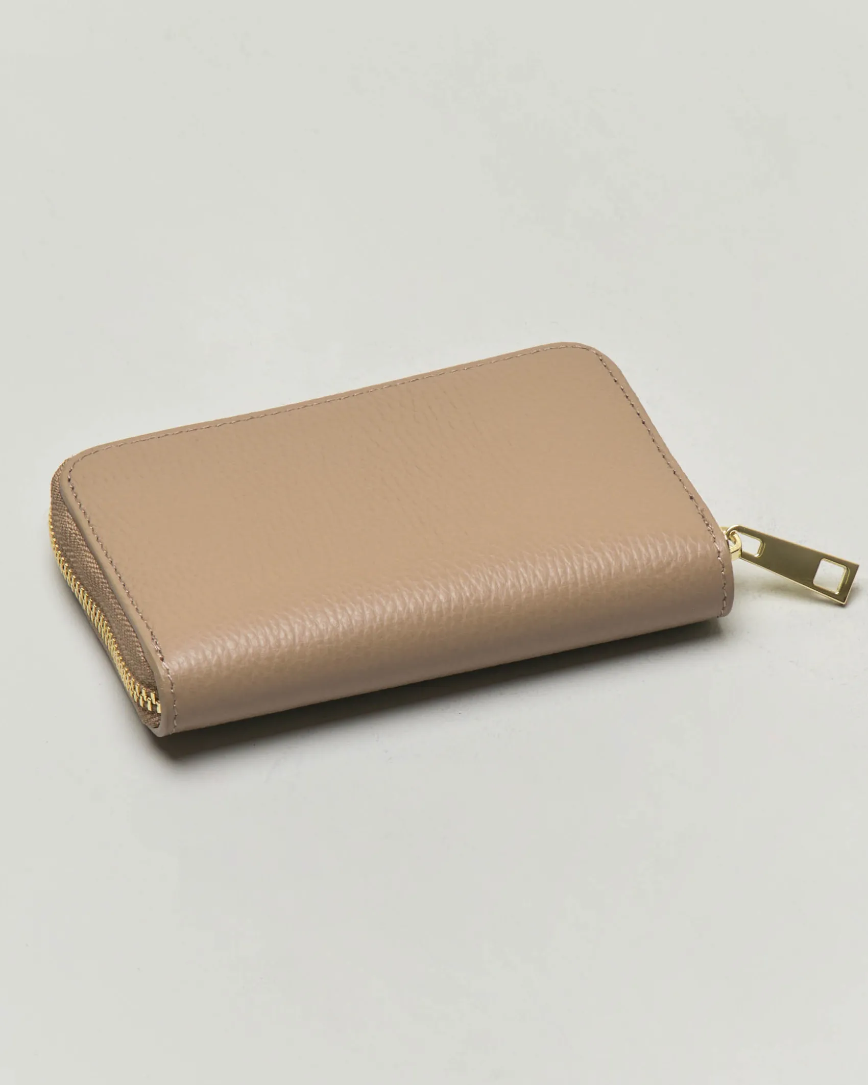 Portafoglio color taupe in pelle martellata con chiusura a cerniera