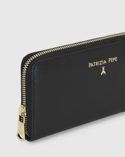 Portafoglio nero in pelle effetto martellato con scritta logo e cerniera
