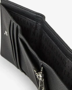 Portafoglio trifold nero piccolo a libro in similpelle effetto martellata con scritta logo