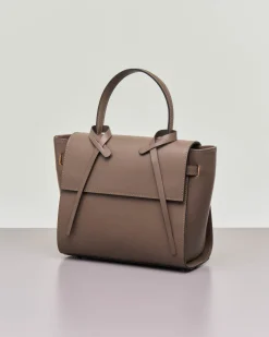 Postina in pelle liscia color taupe con cinturini laterali