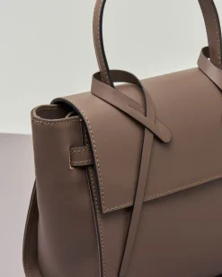 Postina in pelle liscia color taupe con cinturini laterali