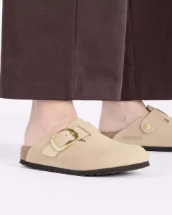 Sabot Birkenstock Big Buckle color sabbia in pelle nabuk con fibbia in metallo