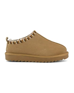 Sabot color cammello in pelle scamosciata con fodera interna in pelo di misto lana e cuciture in lana lungo il profilo