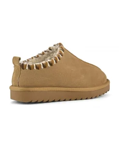 Sabot color cammello in pelle scamosciata con fodera interna in pelo di misto lana e cuciture in lana lungo il profilo