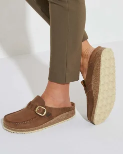 Sabot color cognac in nabuk stile mocassino con fibbia in metallo laterale