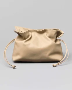 Sacca color marmo in pelle morbida con coulisse regolabile e tracolla a catena intrecciata