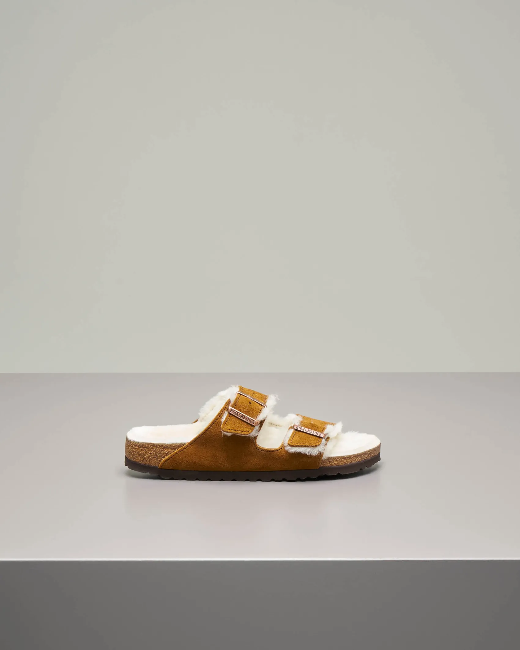 Sandalo Arizona color cuoio in pelle scamosciata con interno in shearling a contrasto