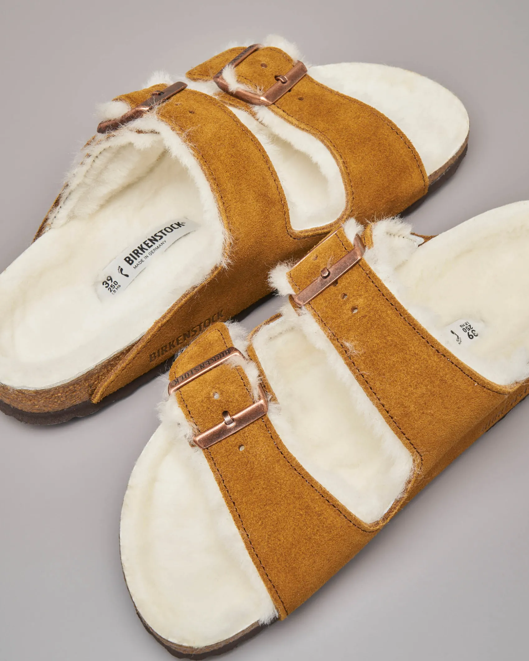 Sandalo Arizona color cuoio in pelle scamosciata con interno in shearling a contrasto