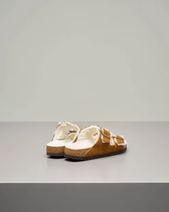 Sandalo Arizona color cuoio in pelle scamosciata con interno in shearling a contrasto