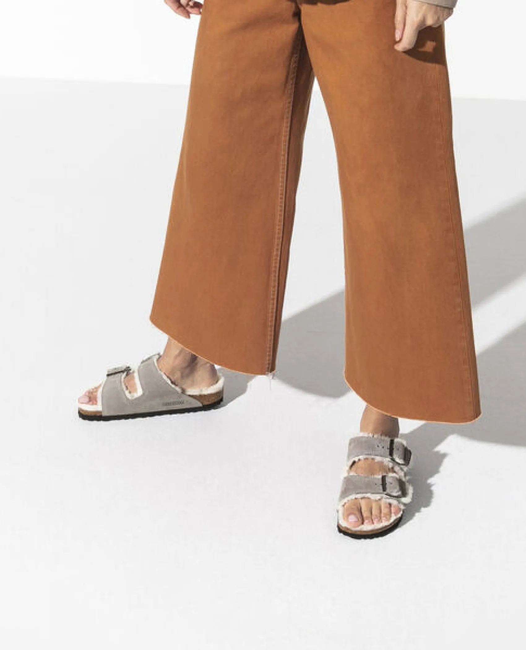 Sandalo Arizona color gesso in pelle scamosciata con interno in shearling a contrasto