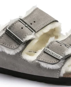 Sandalo Arizona color gesso in pelle scamosciata con interno in shearling a contrasto
