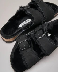Sandalo Arizona nero in pelle scamosciata con interno in shearling tono su tono