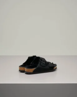 Sandalo Arizona nero in pelle scamosciata con interno in shearling tono su tono