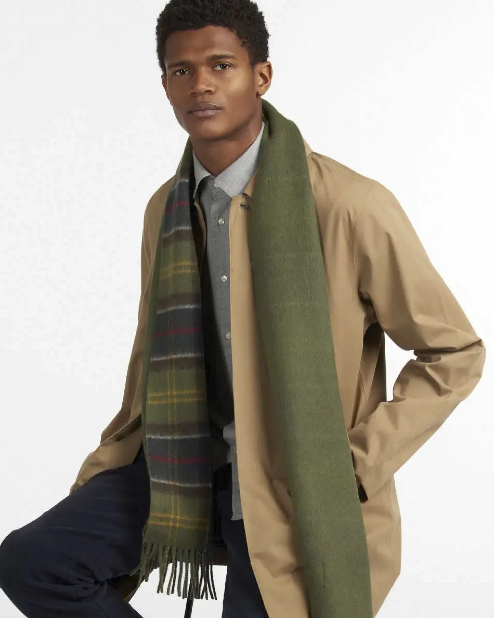 Sciarpa Barbour verde salvia tinta unita reversibile in tartan check