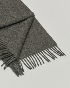 Sciarpa Bronte By Moon antracite in pura lana merinos rifinita con frange