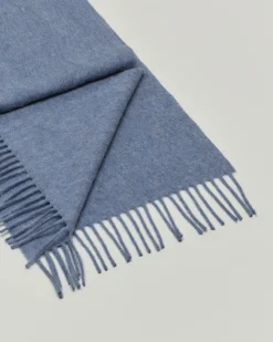 Sciarpa Bronte by Moon blu avio in pura lana merinos rifinita con frange