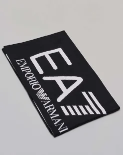 Sciarpa EA7 nera in maglia rasata con maxi logo bianco jacquard e fondo a costine