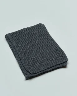 Sciarpa grigio antracite in misto viscoa e alpaca lavorata a coste