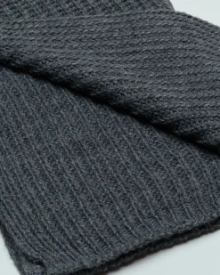 Sciarpa grigio antracite in misto viscoa e alpaca lavorata a coste