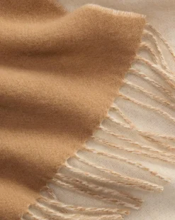 Sciarpa in misto lana color cammello e beige con maxi logo e frange applicate