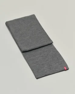 Sciarpa Levi's grigia con etichetta rossa porta logo in tessuto acrilico