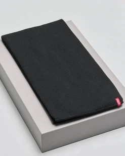 Sciarpa Levi's nera con etichetta rossa porta logo in tessuto acrilico