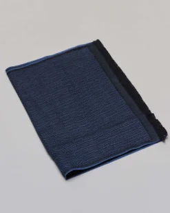 Sciarpa Raja color blu royal in tessuto spinato a trama nera di pura lana