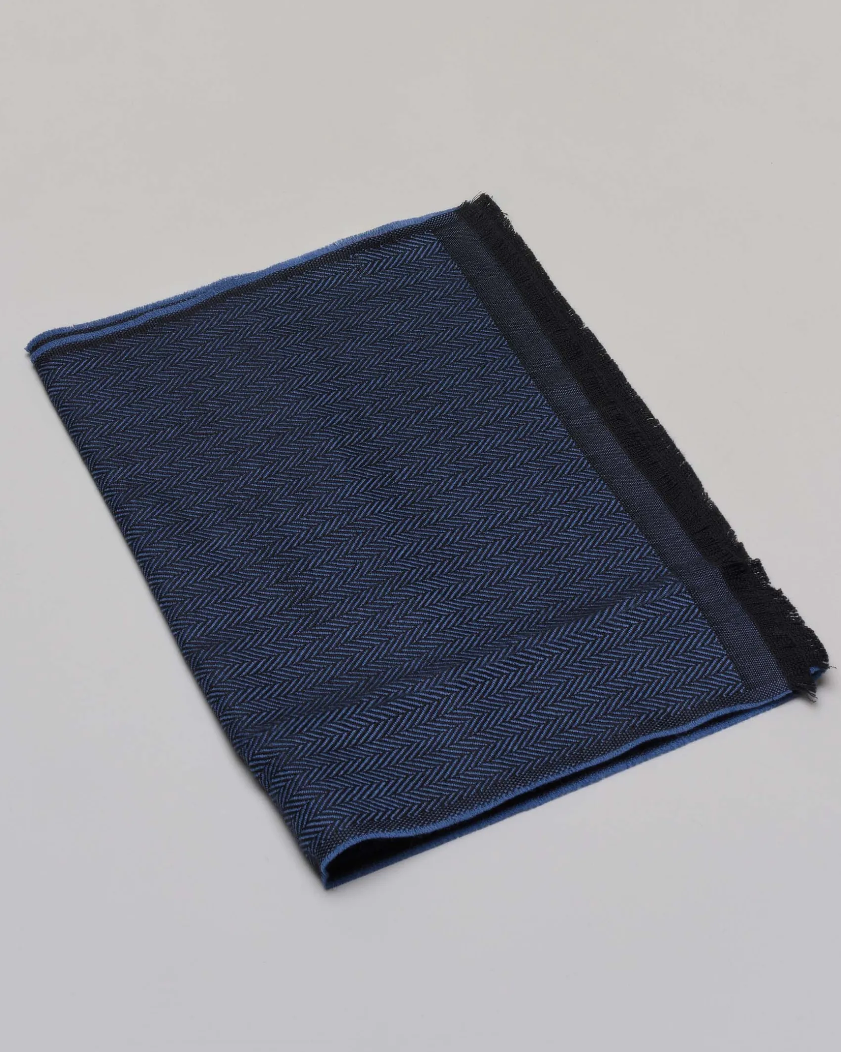 Sciarpa Raja color blu royal in tessuto spinato a trama nera di pura lana