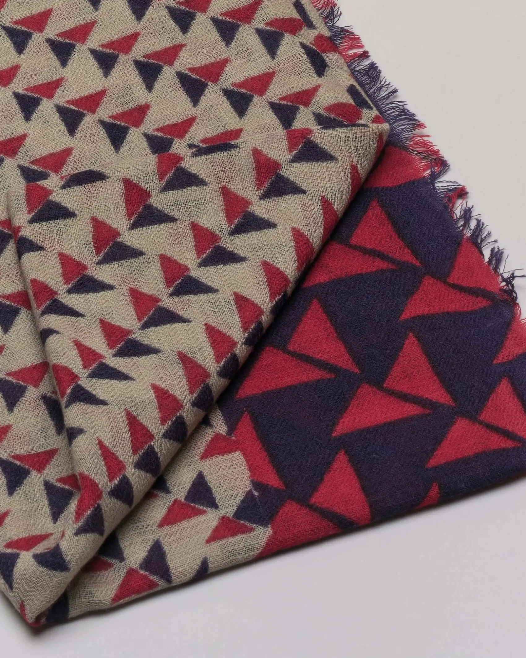 Sciarpa Raja color noce in pura lana a fantasia geometrica rossa e blu