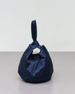 Secchiello blu in raso con strass tono su tono con gancio incrociato con tracolla a catena dorata