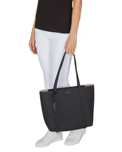 Shopping bag in similpelle martellata con stampa logo grigia sul davanti e charm logo appicato sul manico