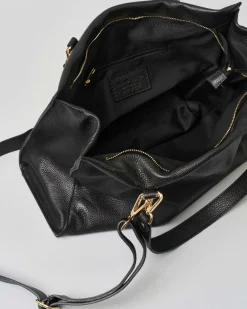Shopping bag nera in pelle martellata morbida con doppio spallaccio con moschettoni