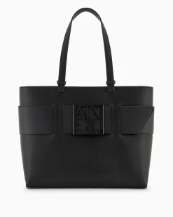 Shopping bag nera in similpelle liscia con maxi fibbia logo in metallo in tono