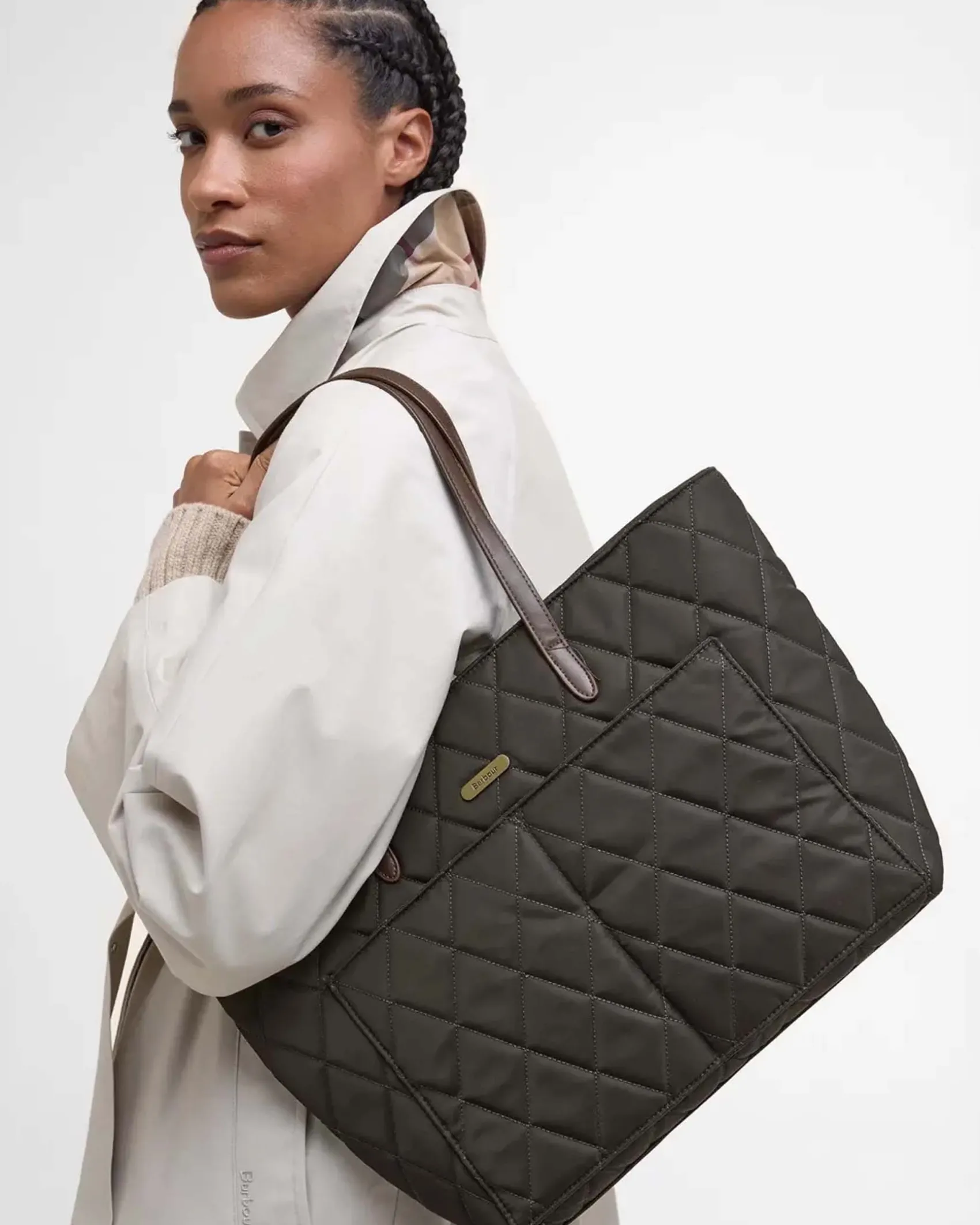 Shopping bag verde militare Barbour in nylon trapuntato con profili in similpelle e pochette staccabile più piccola