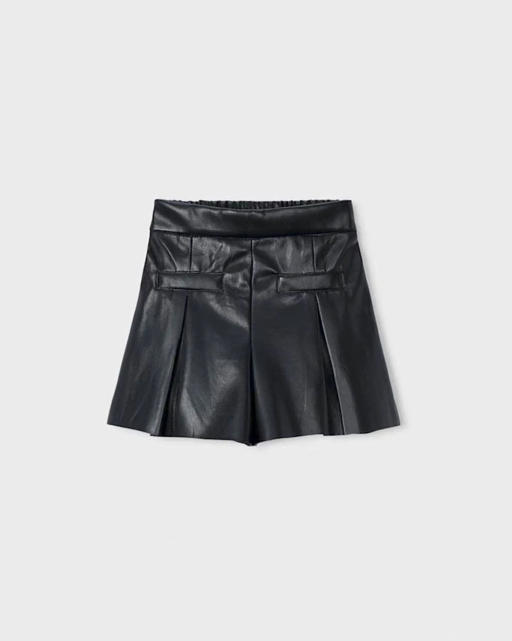 Short Mayoral nero in ecopelle con pinces