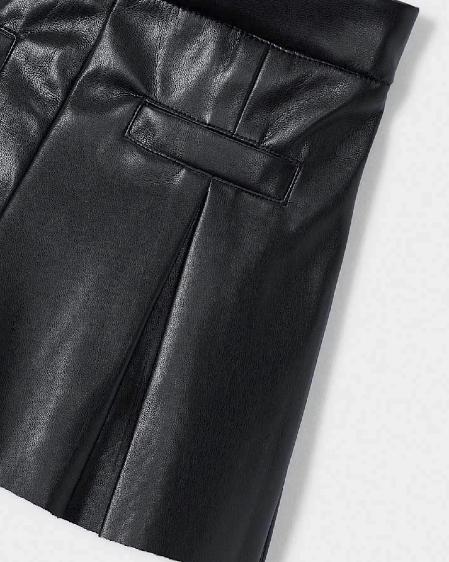 Short Mayoral nero in ecopelle con pinces