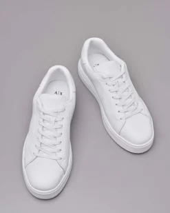 Sneakers Armani Exchange bianche in pelle con logo impresso a lato e sul tallone