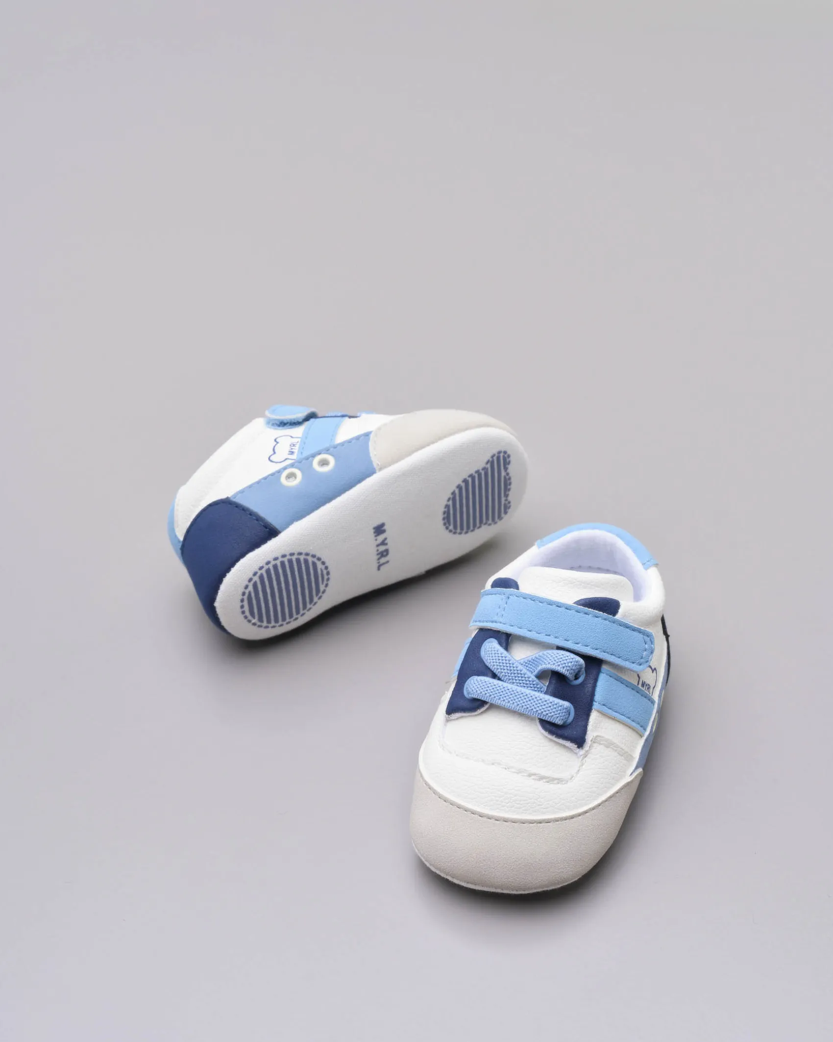 Sneakers bianche blu e azzurre con strappo e lacci