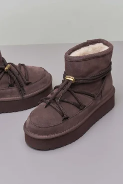 Stivaletto Mountain color moka n pelle scamosciata con suola platform e lacci di chiusura tono su tono