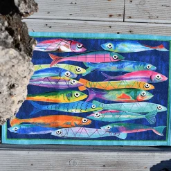 Tappeto azzurro 52x80cm in materiale riciclato a stampa pesci multicolore con riquadro turchese