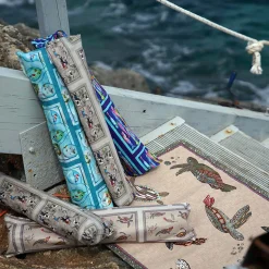 Tappeto beige 52x180cm in materiale riciclato a stampa tartarughe marine e riquadro effetto sabbia