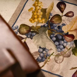 Tappeto beige 52x120cm in materiale riciclato a stampa motivo uva e fichi