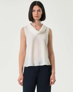 Top bianco in crêpe senza maniche con collo morbido con spacco sul retro