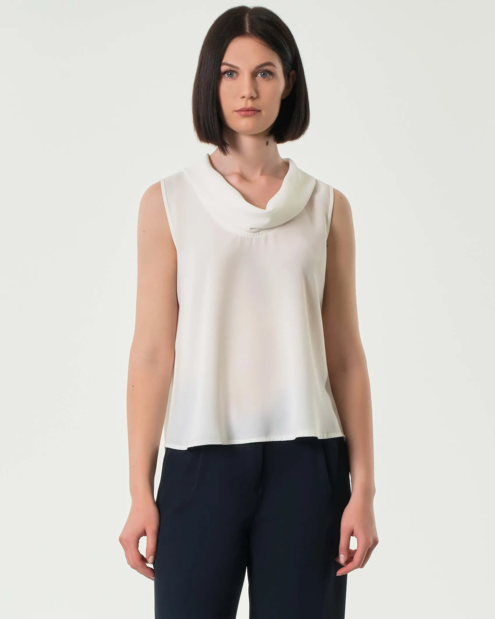 Top bianco in crêpe senza maniche con collo morbido con spacco sul retro