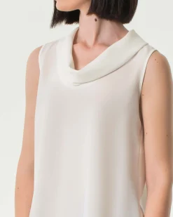 Top bianco in crêpe senza maniche con collo morbido con spacco sul retro